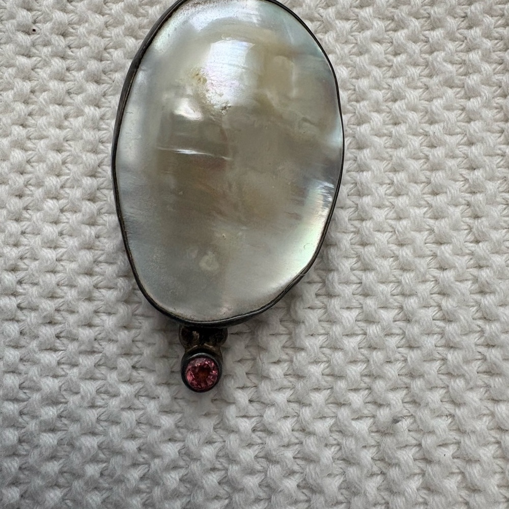 Elegant mother of Pearl, Brooch/pendant